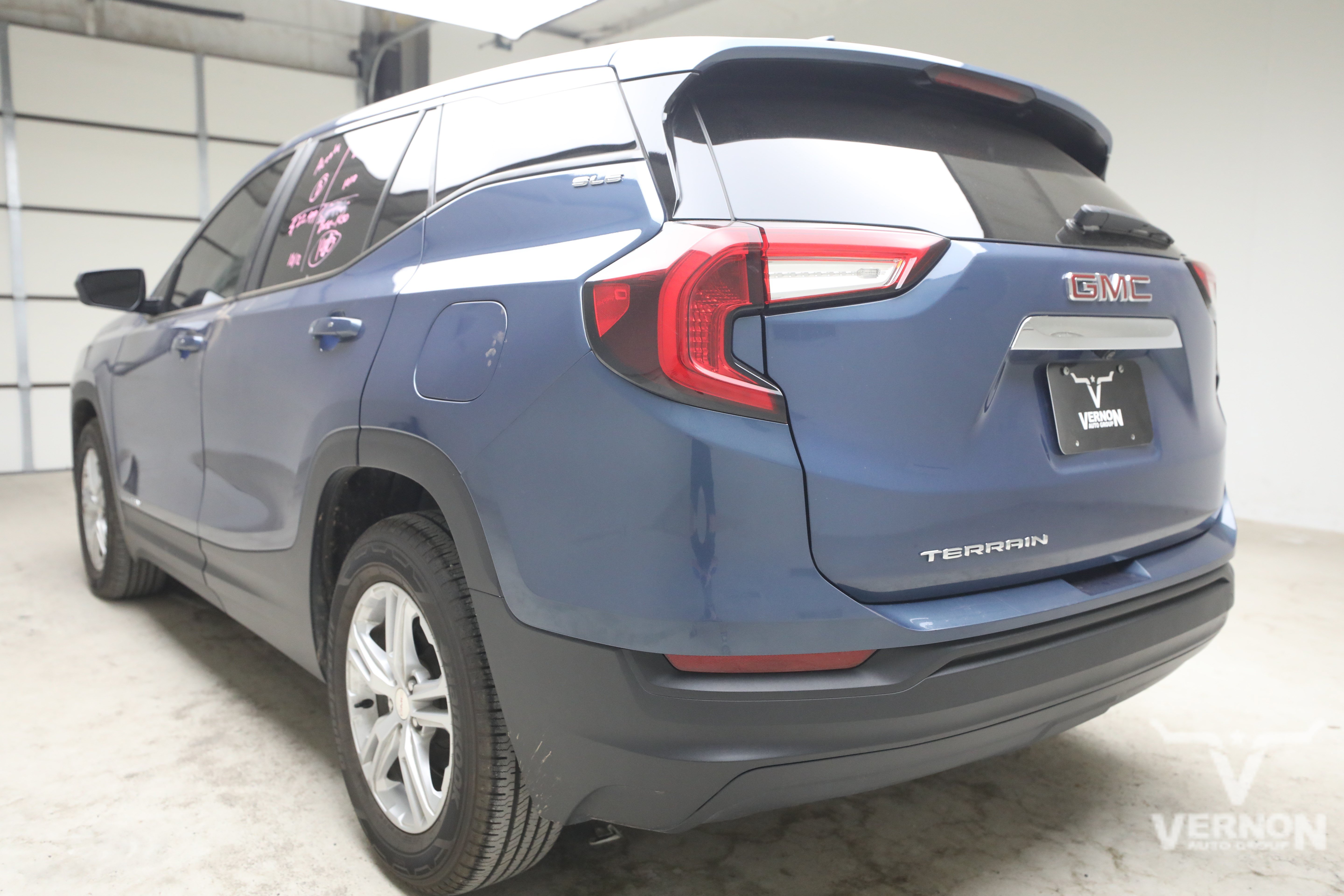 Used 2024 GMC Terrain SLE FWD image 2