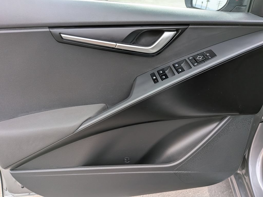 Used 2025 Kia Niro LX FWD image 11