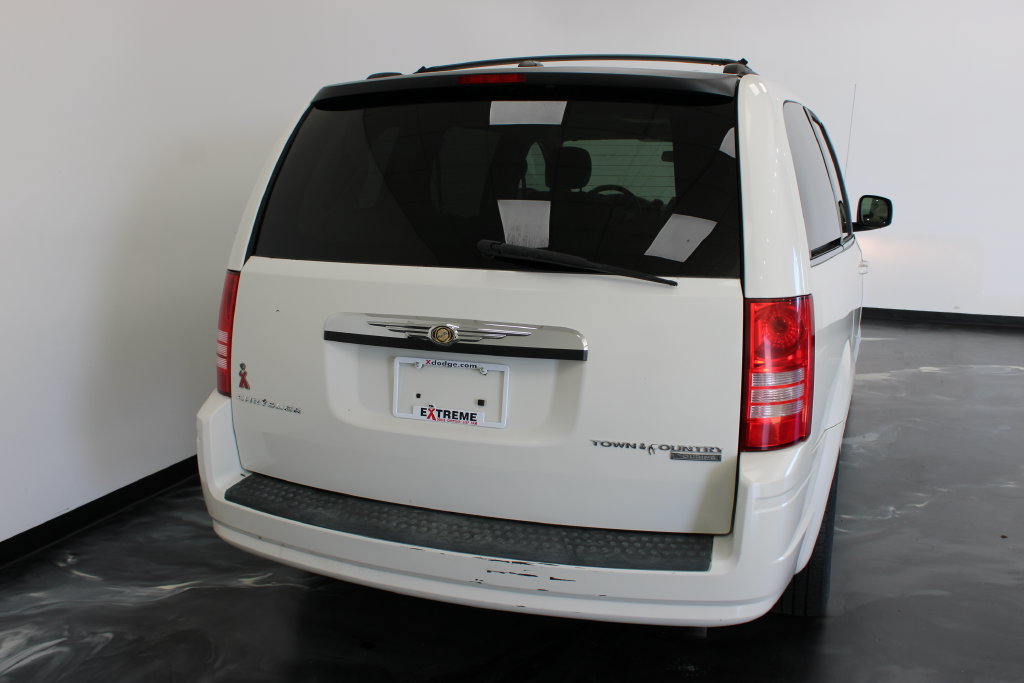 Used 2009 Chrysler Town & Country Touring FWD image 6