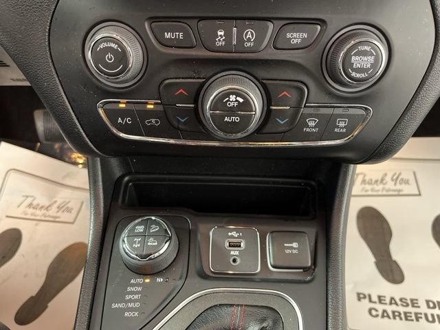 Used 2022 Jeep Cherokee Trailhawk w/ Comfort/Convenience Group AWD/4WD image 30