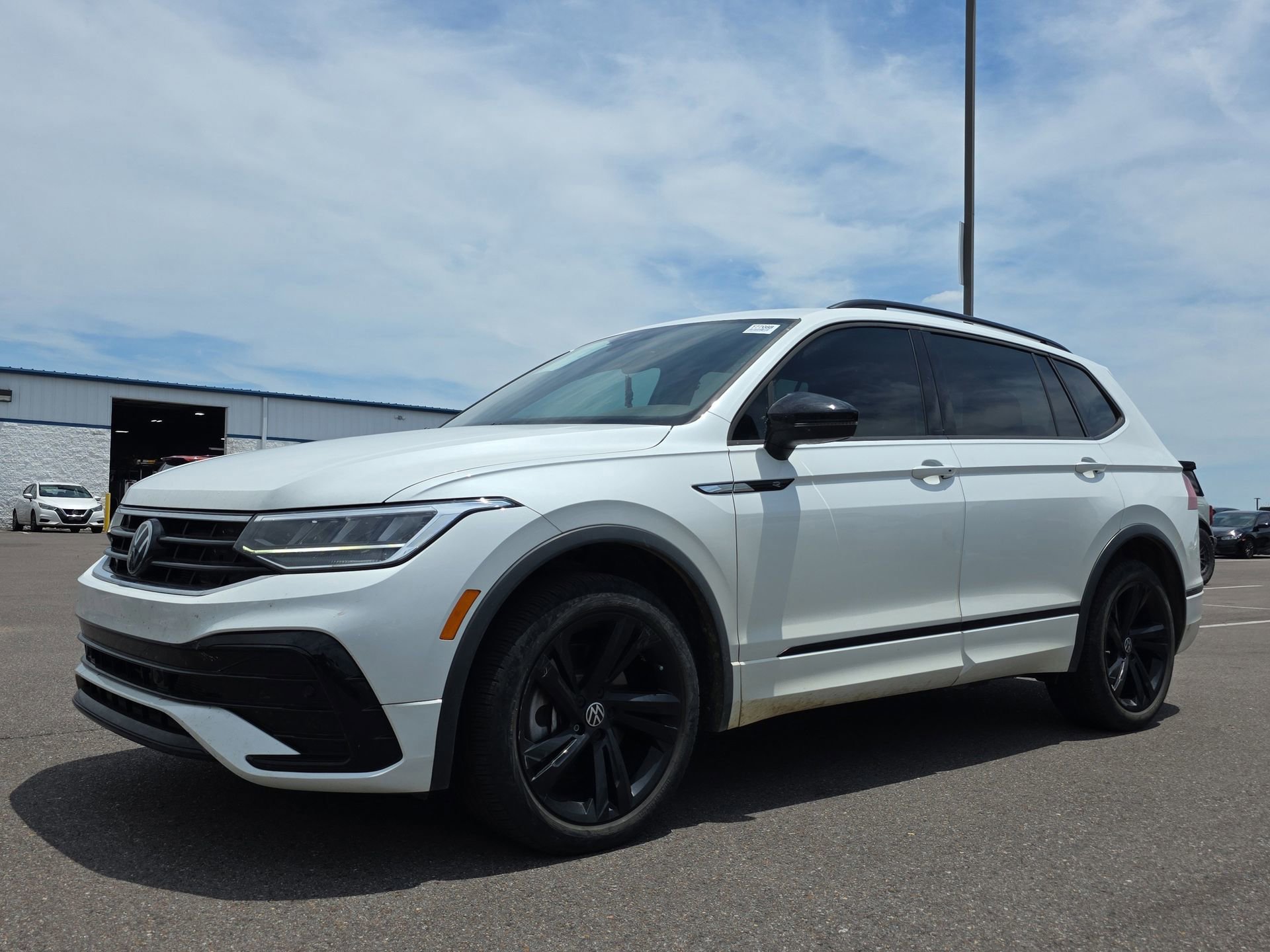 Used 2024 Volkswagen Tiguan SE R-Line w/ MDO Package, Three-Row FWD image 1