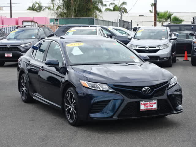 Used 2020 Toyota Camry SE w/ Convenience Package FWD image 2
