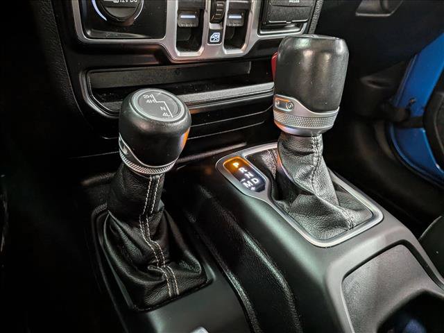 Used 2020 Jeep Gladiator Overland w/ Dual Top Group AWD/4WD image 16