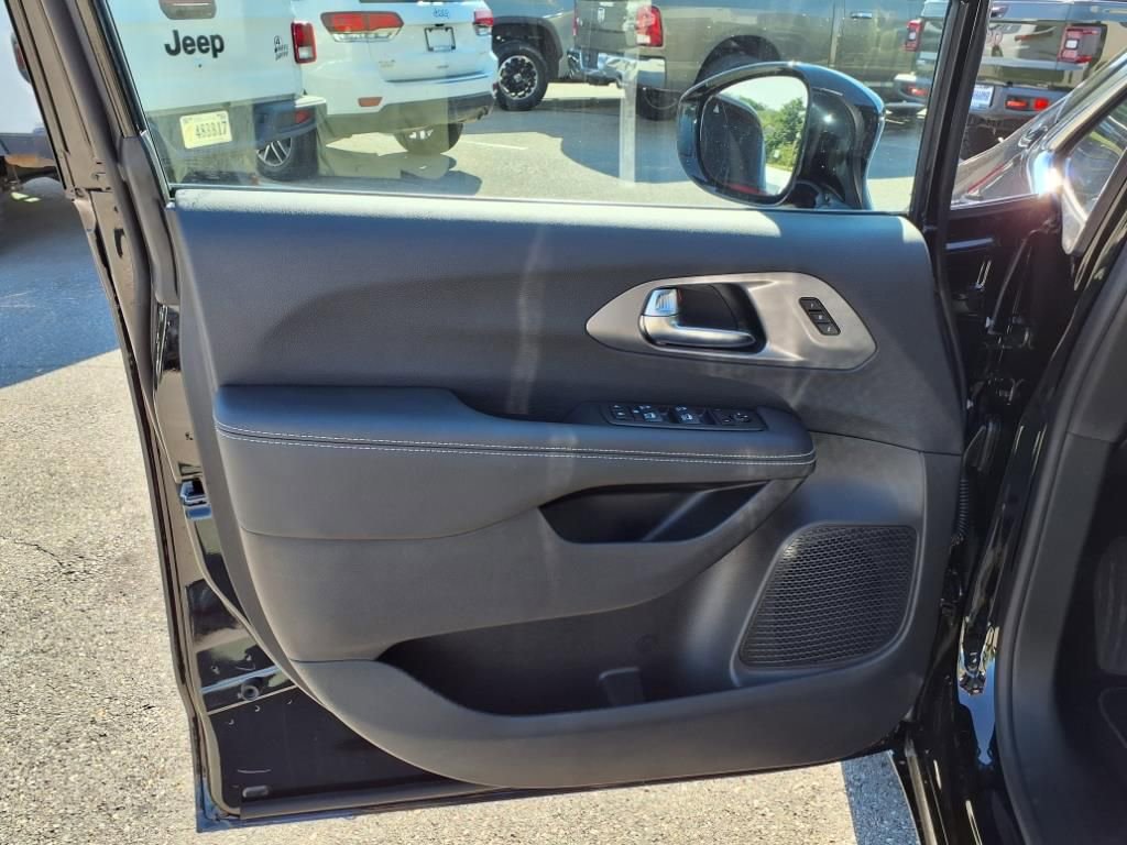 New 2026 Chrysler Pacifica Select image 8
