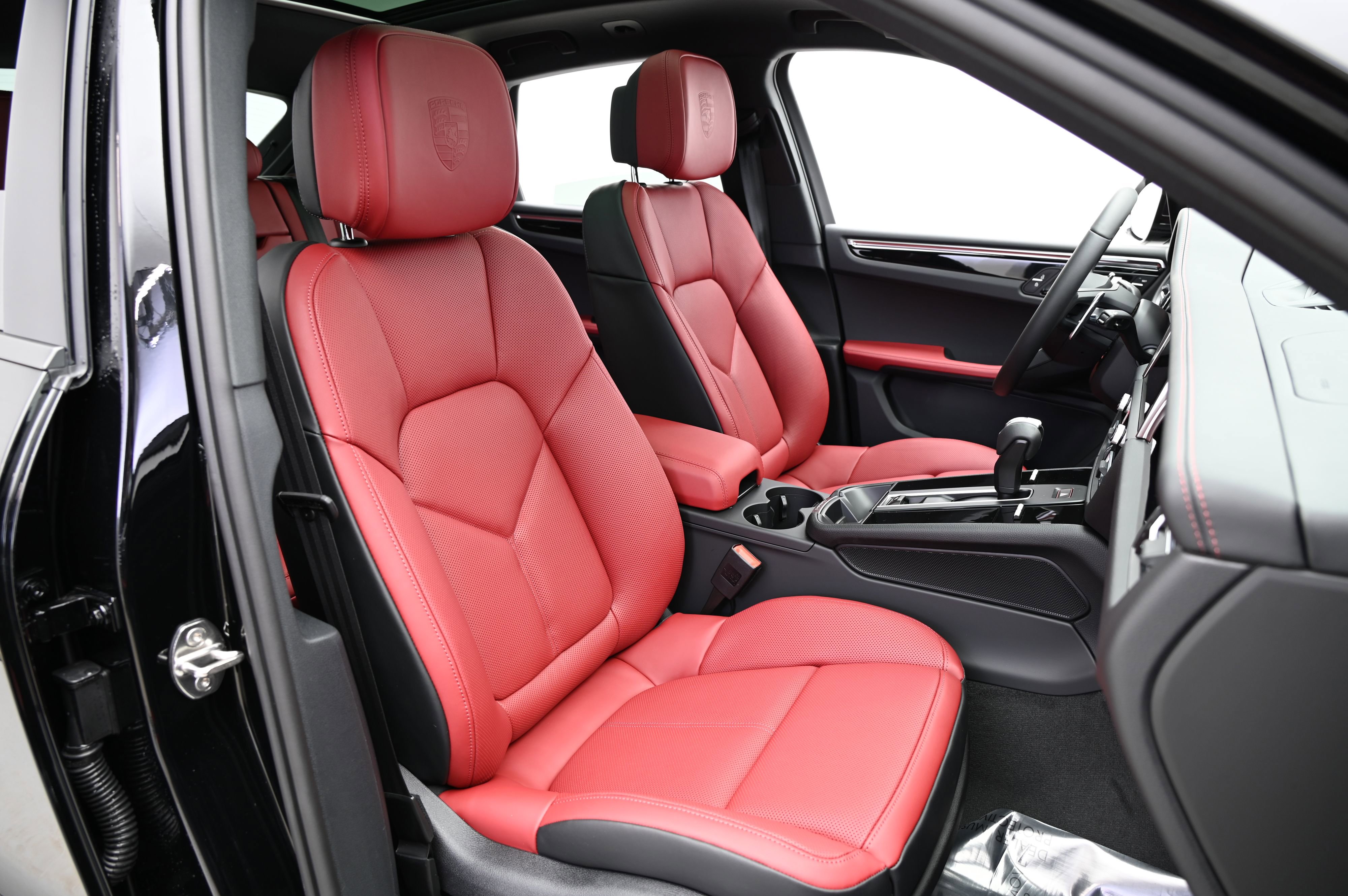 Certified 2025 Porsche Macan image 30