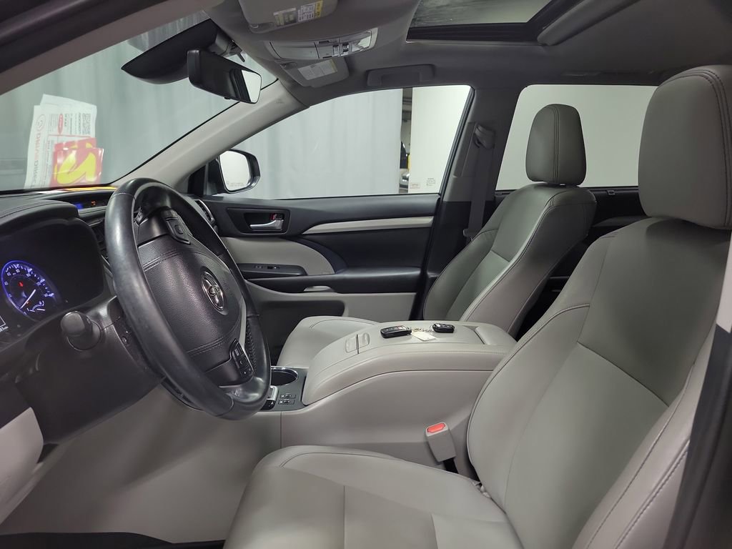 Used 2019 Toyota Highlander XLE AWD/4WD image 12