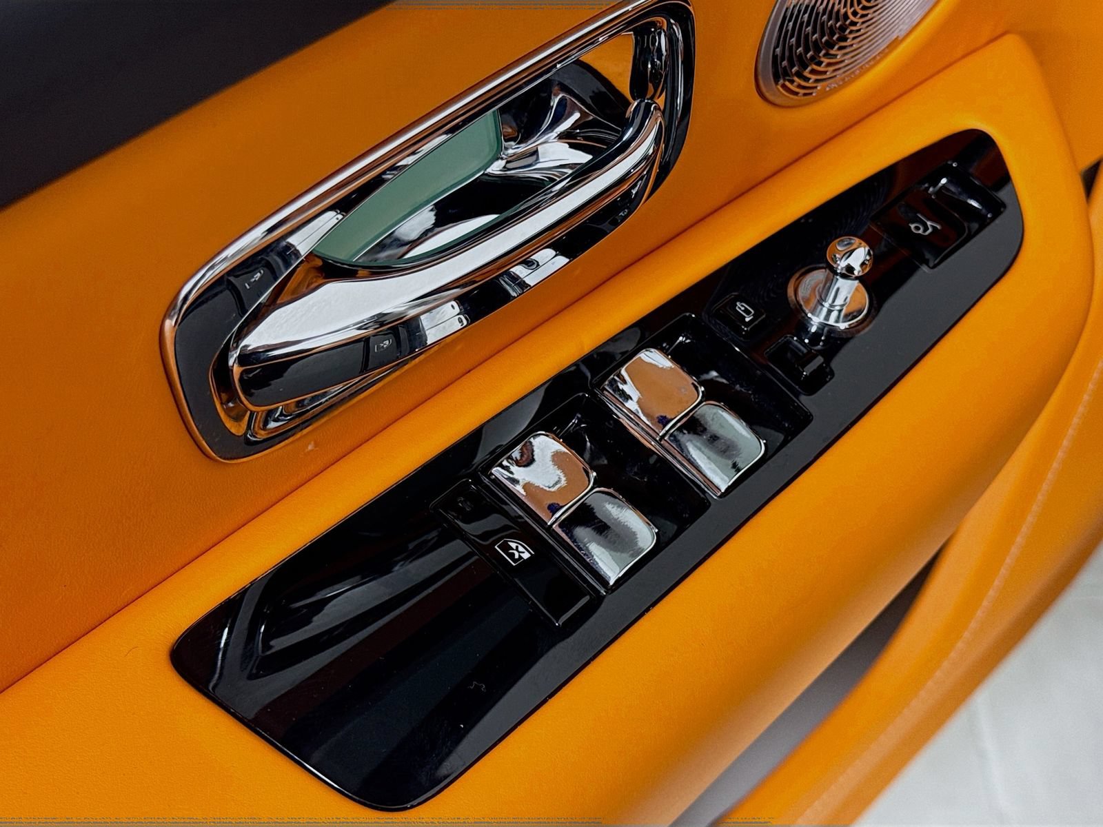 Certified 2025 Rolls-Royce Cullinan AWD/4WD image 17