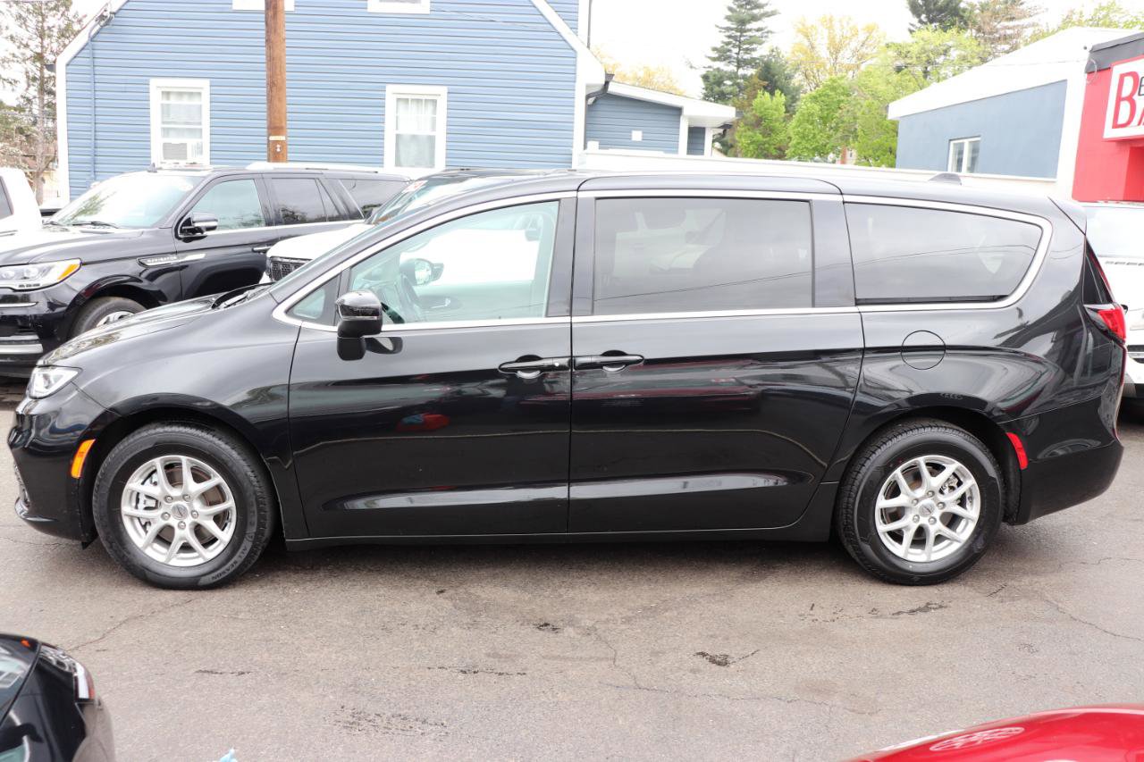Used 2023 Chrysler Pacifica Touring-L image 2
