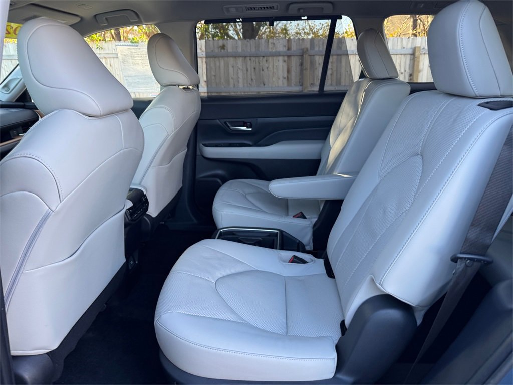 Used 2025 Toyota Grand Highlander AWD image 19