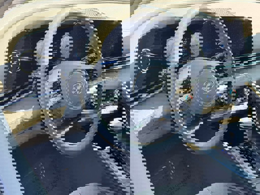 Used 2024 Hyundai Elantra SEL image 18