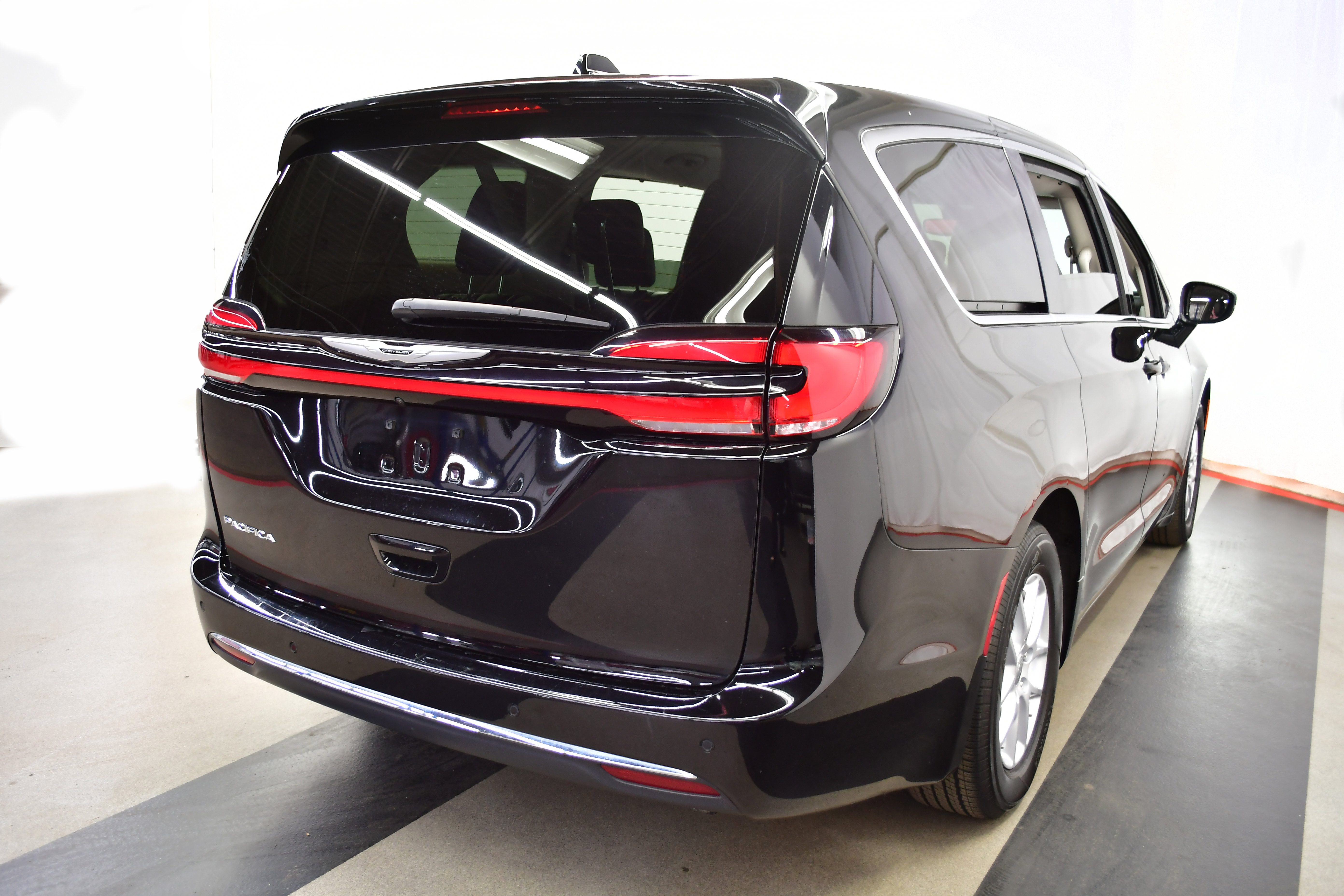 Used 2024 Chrysler Pacifica Touring-L image 7