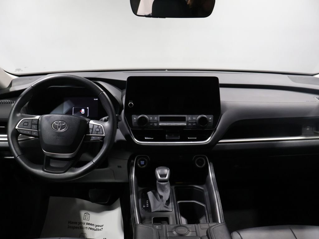 Used 2025 Toyota Grand Highlander AWD image 16