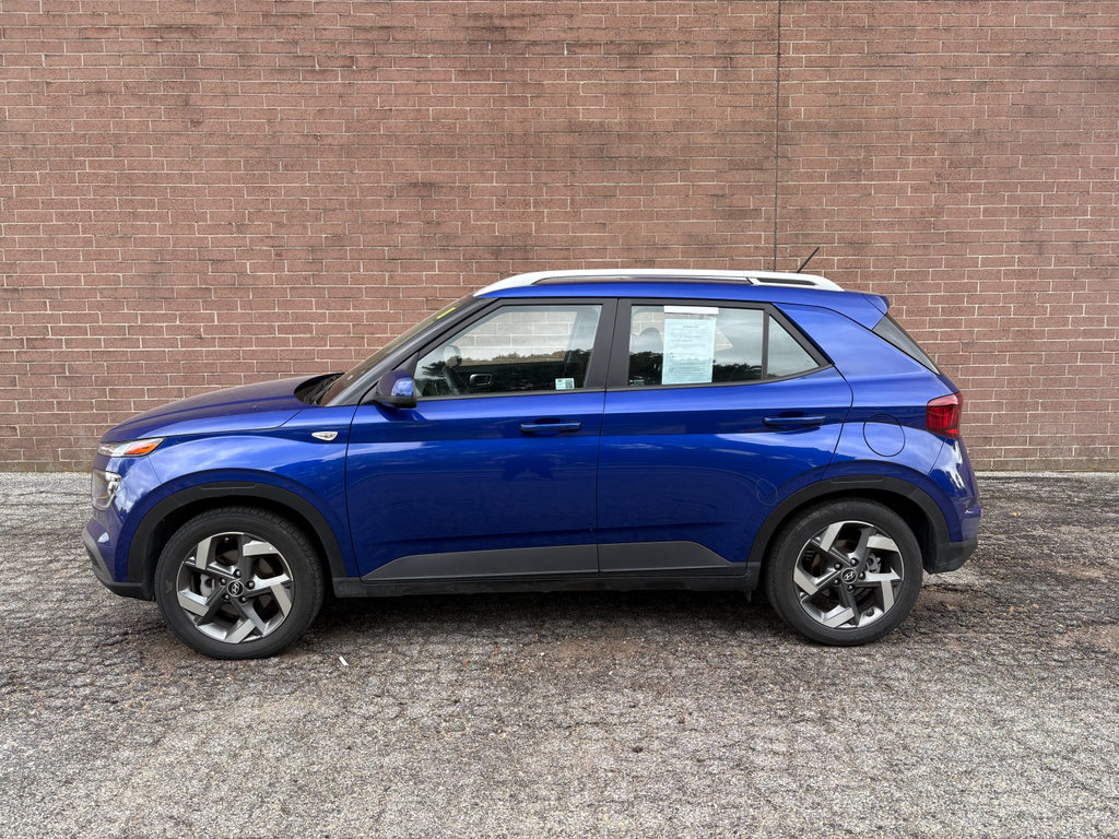 Used 2025 Hyundai Venue SEL FWD image 2