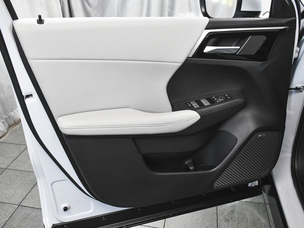 Used 2025 Mitsubishi Outlander SE image 9