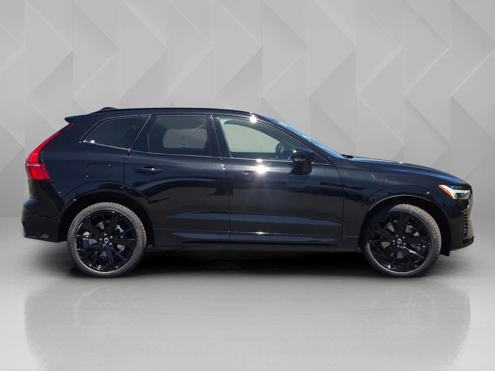 Certified 2024 Volvo XC60 T8 Ultimate w/ Protection Package Premier AWD/4WD image 7