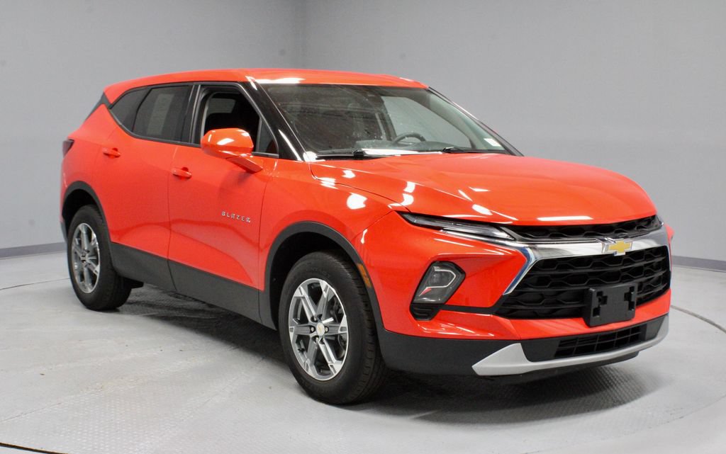 Used 2025 Chevrolet Blazer LT AWD/4WD image 1