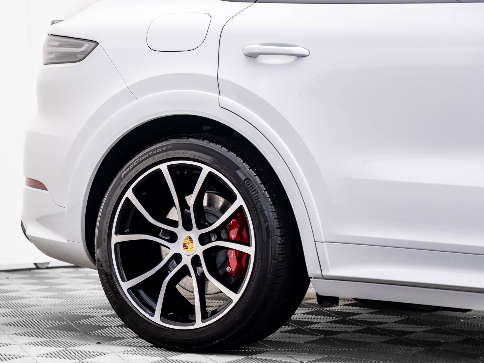 Used 2023 Porsche Cayenne GTS image 33