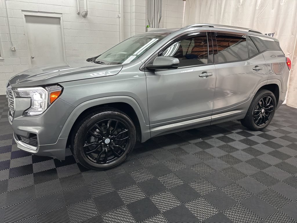 Used 2024 GMC Terrain Denali w/ Denali Premium Package AWD/4WD image 2
