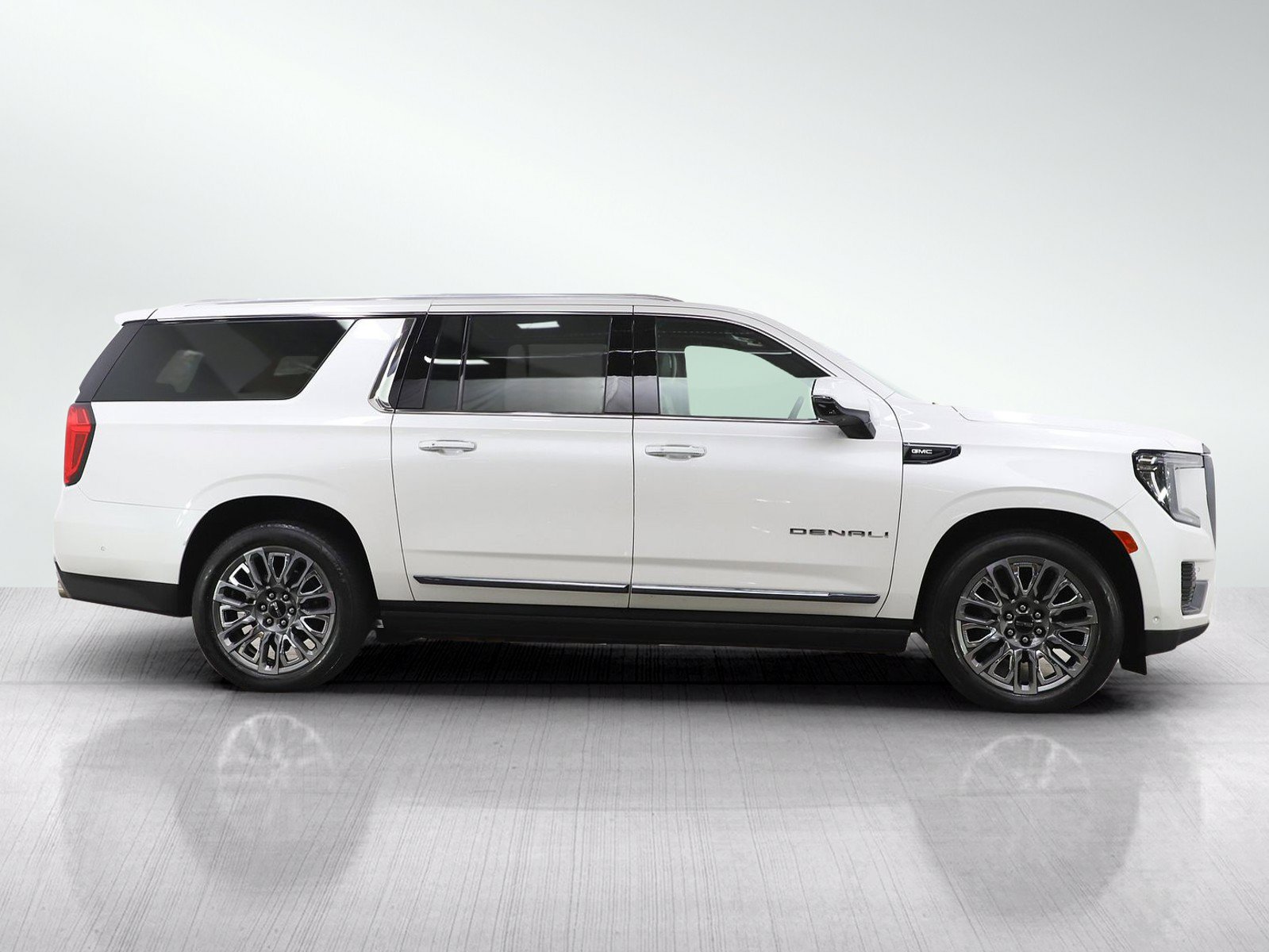Used 2023 GMC Yukon XL Denali Ultimate AWD/4WD image 8