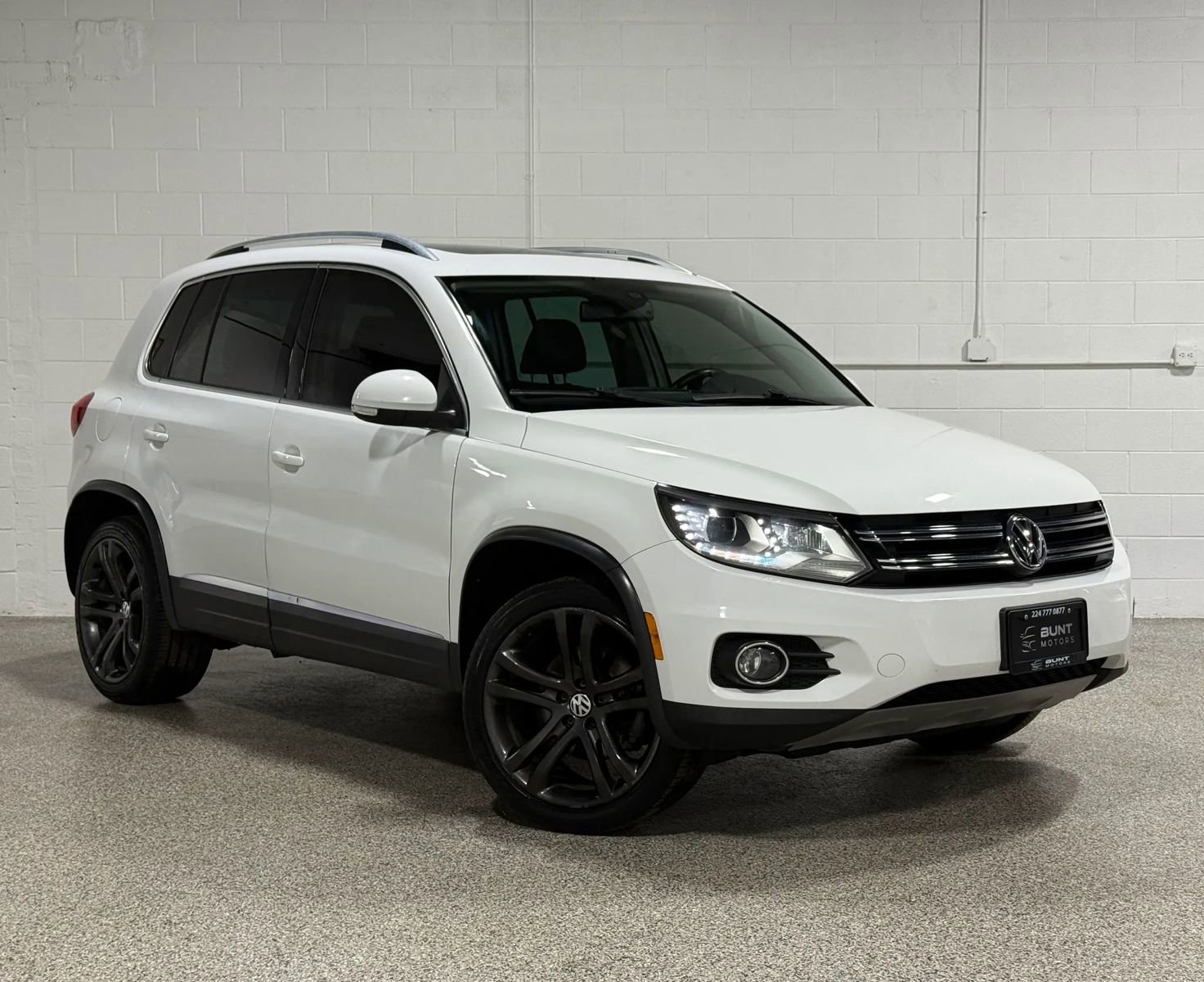 Used 2017 Volkswagen Tiguan SEL FWD image 2