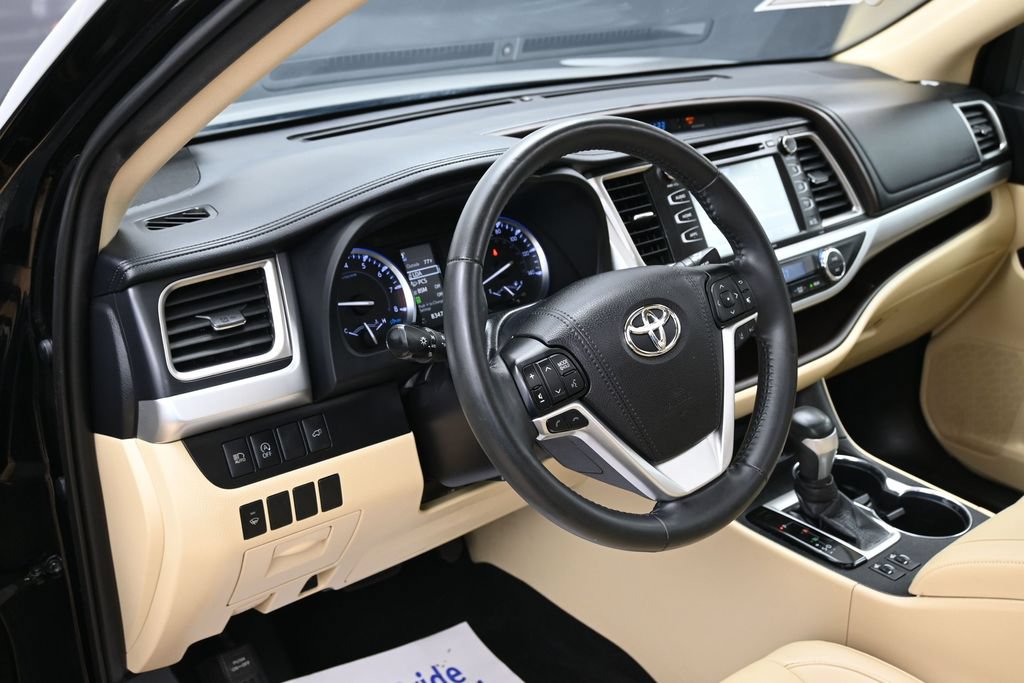 Used 2019 Toyota Highlander XLE AWD/4WD image 22