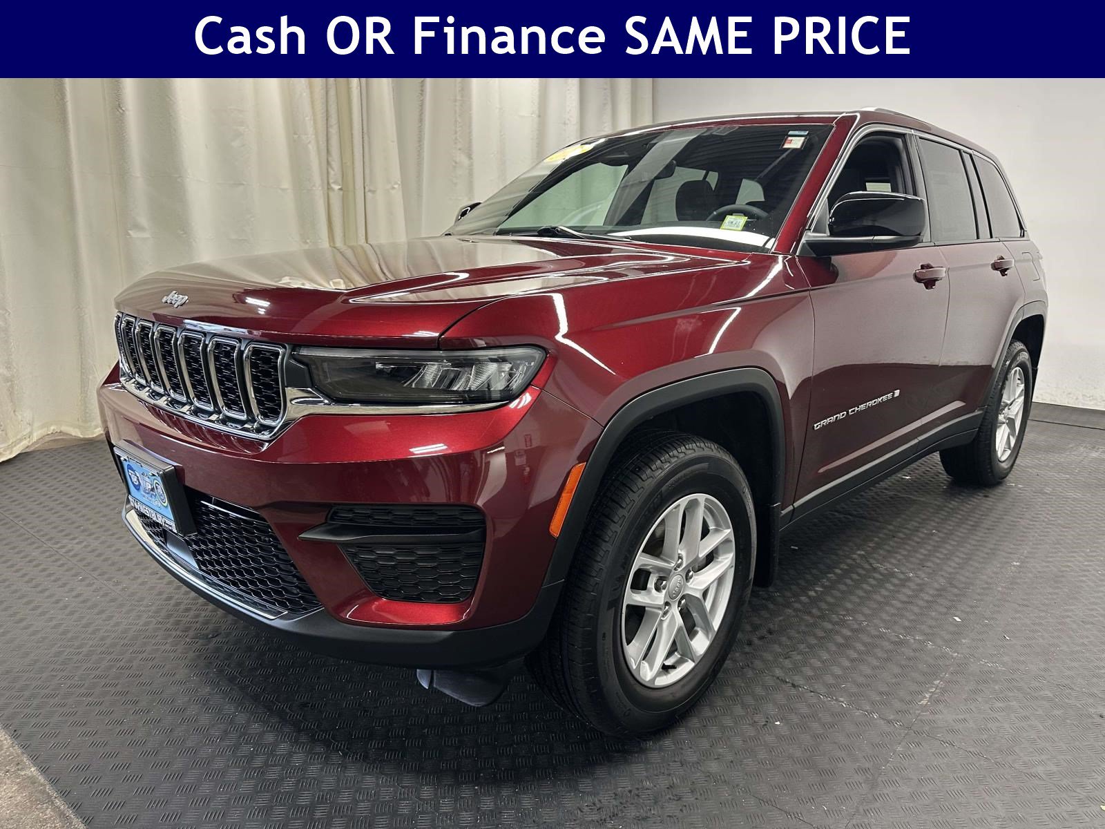 Used 2025 Jeep Grand Cherokee Laredo X w/ Luxury Tech Group I AWD/4WD image 7