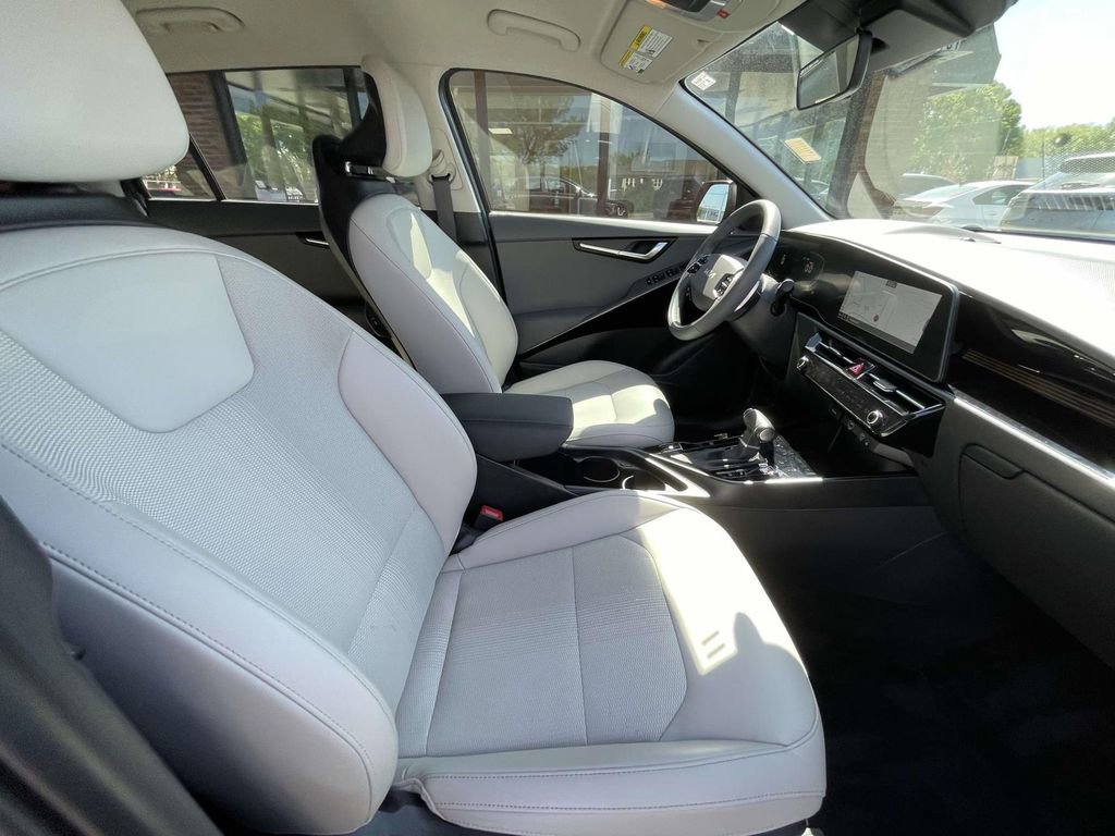 Used 2025 Kia Niro EX image 15