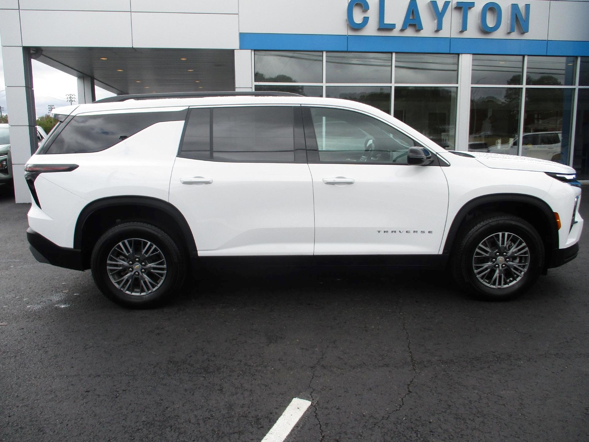 Certified 2025 Chevrolet Traverse LT image 2