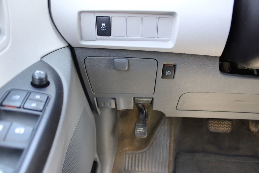 Used 2015 Toyota Sienna LE image 40