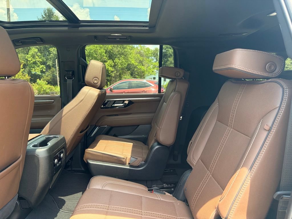 Used 2025 Chevrolet Suburban High Country AWD/4WD image 15