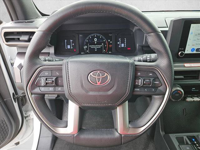 Used 2025 Toyota 4Runner SR5 AWD/4WD image 13