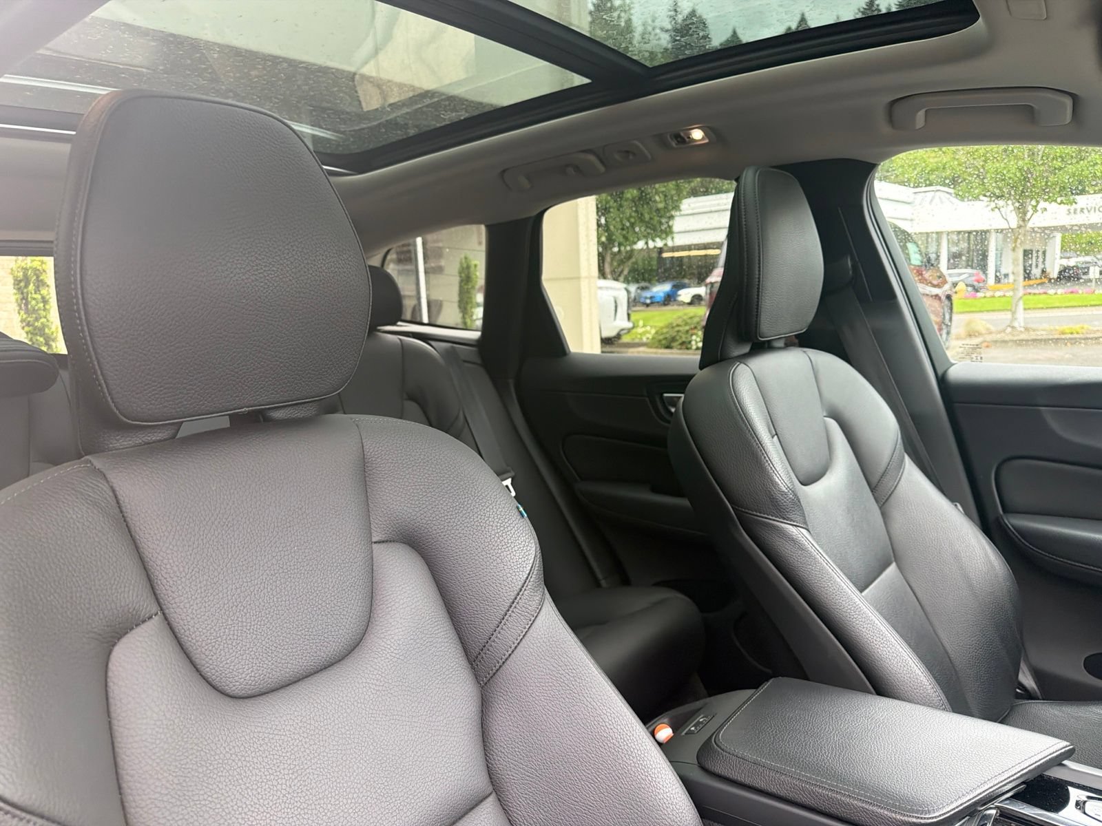 Used 2020 Volvo XC60 T6 Momentum w/ Protection Package AWD/4WD image 6