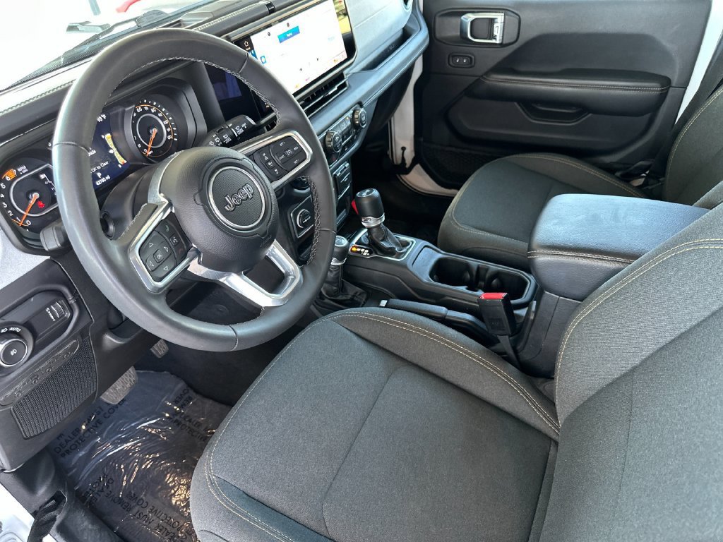 Used 2025 Jeep Wrangler Unlimited Sahara AWD/4WD image 9