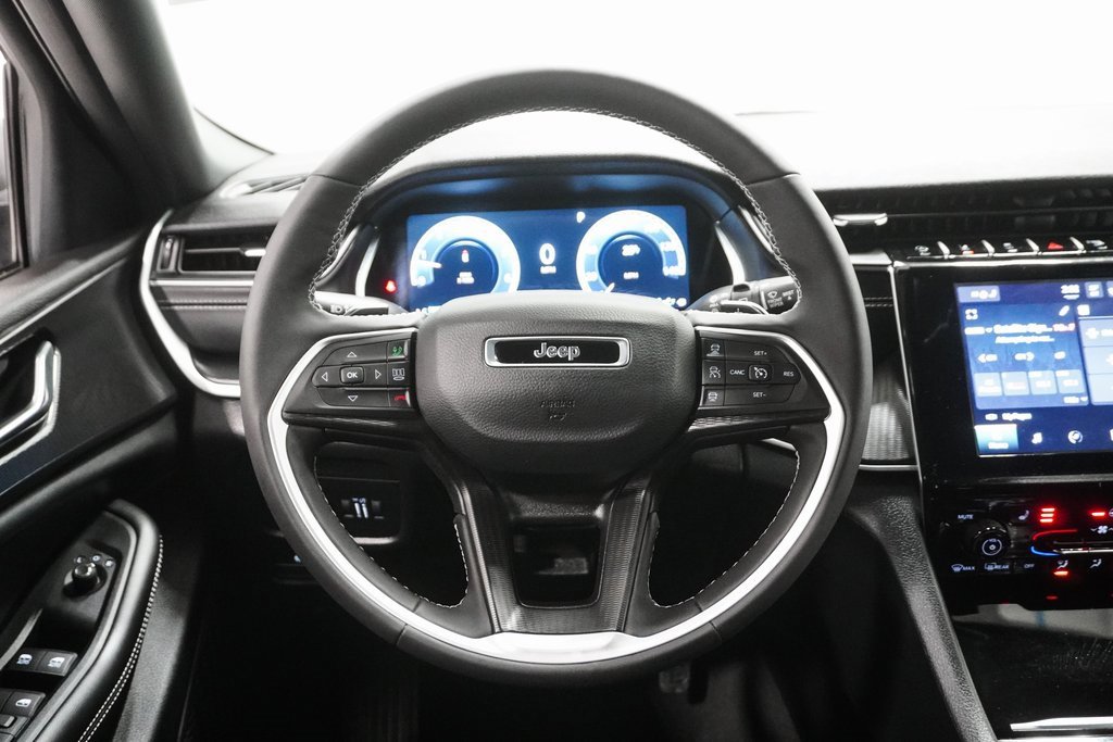 Certified 2025 Jeep Grand Cherokee Laredo w/ Luxury Tech Group I image 19