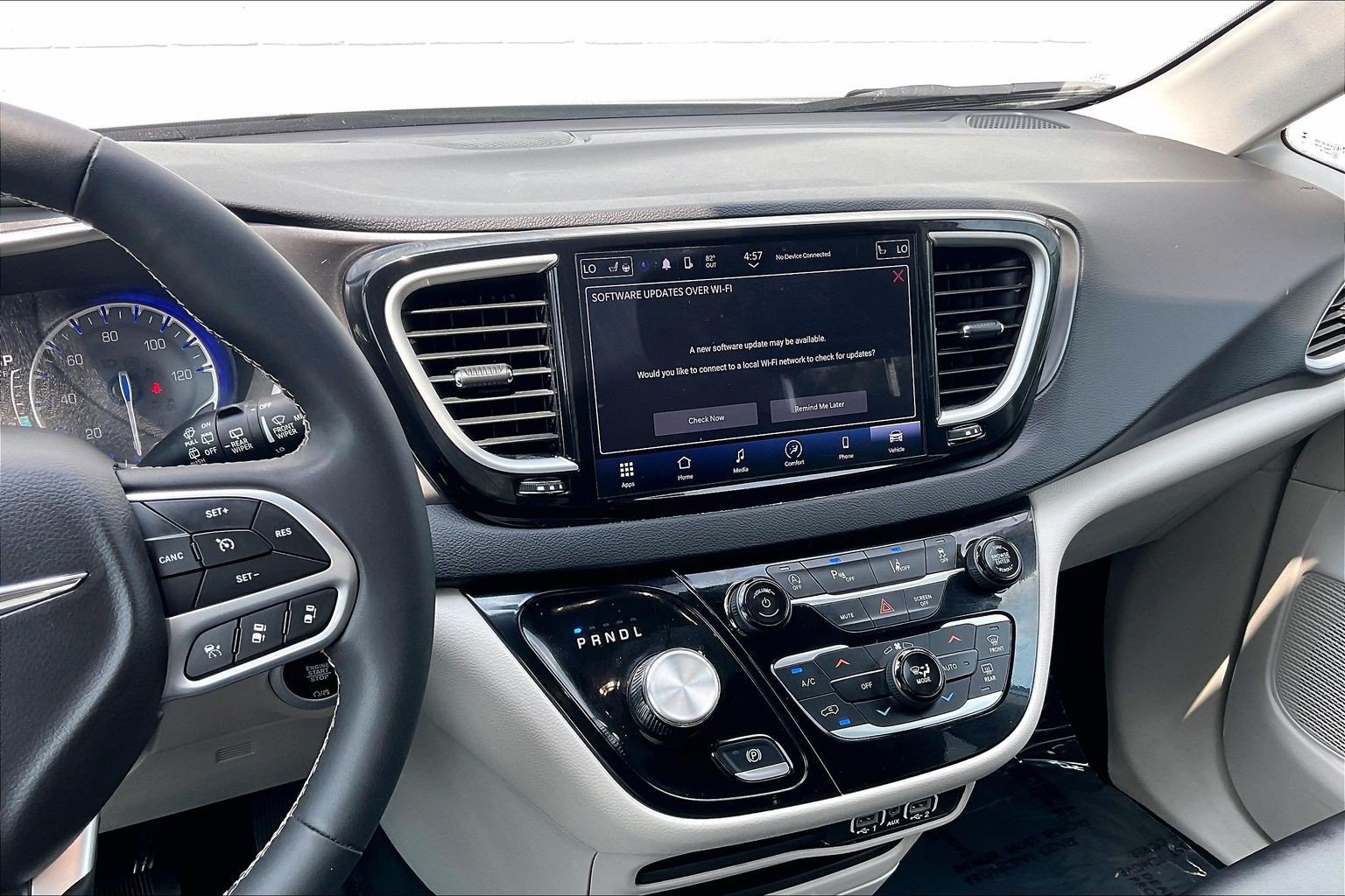 Used 2024 Chrysler Pacifica Touring-L FWD image 7