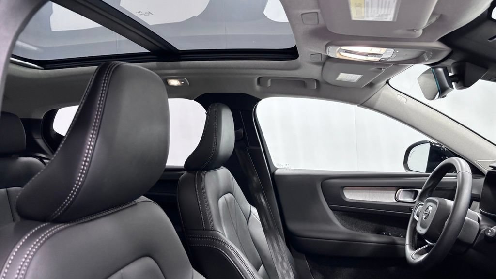 Certified 2025 Volvo XC40 B5 Plus AWD/4WD image 19