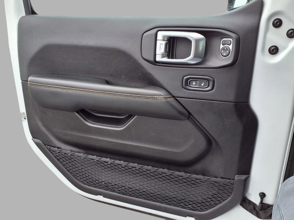 Used 2025 Jeep Wrangler Sahara image 17