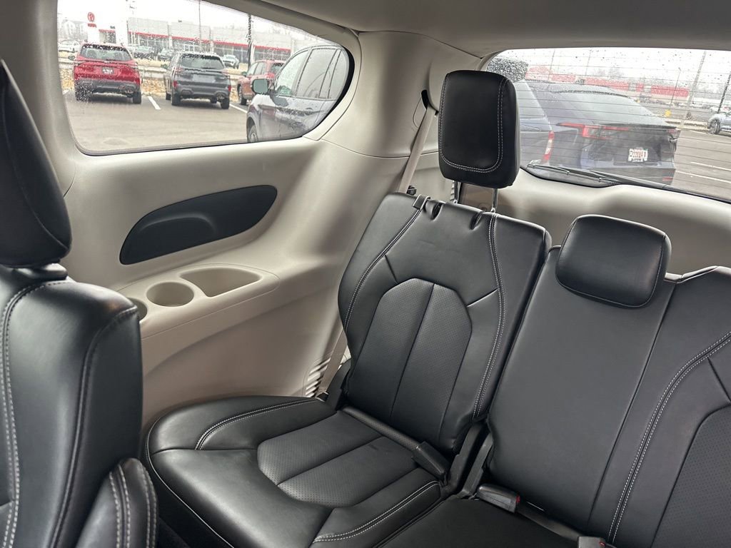 Used 2024 Chrysler Pacifica Touring-L image 23