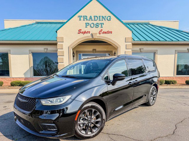 Used 2021 Chrysler Pacifica Touring-L w/ Premium & Safety Sphere Group FWD image 2