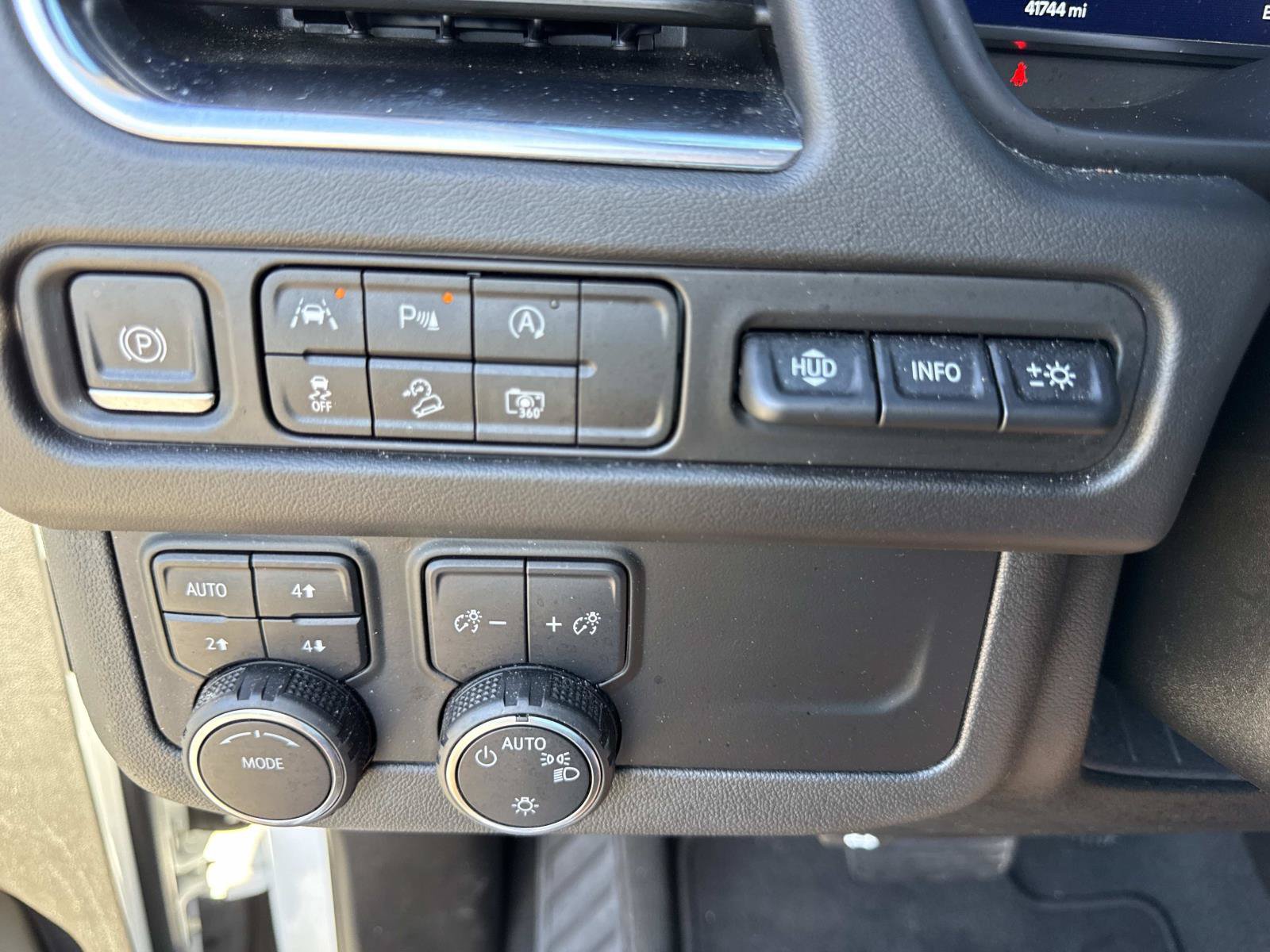 Used 2024 Chevrolet Suburban High Country AWD/4WD image 30