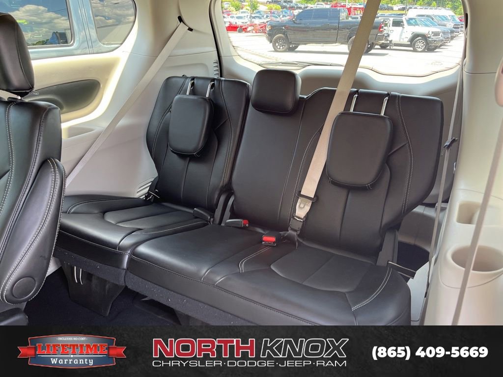 Used 2024 Chrysler Pacifica Touring-L image 10