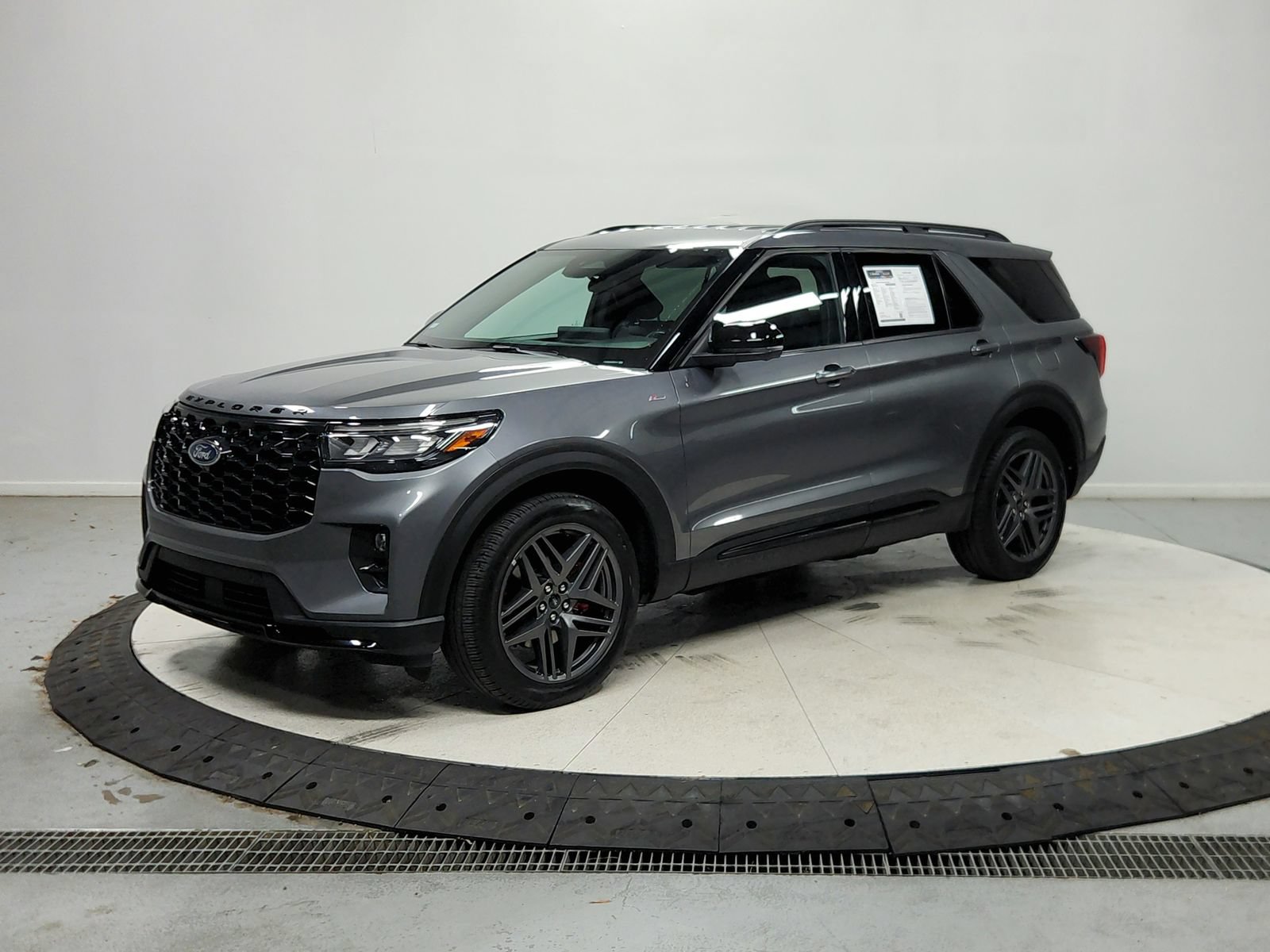 Used 2025 Ford Explorer ST-Line w/ ST-Line Street Pack AWD/4WD image 4