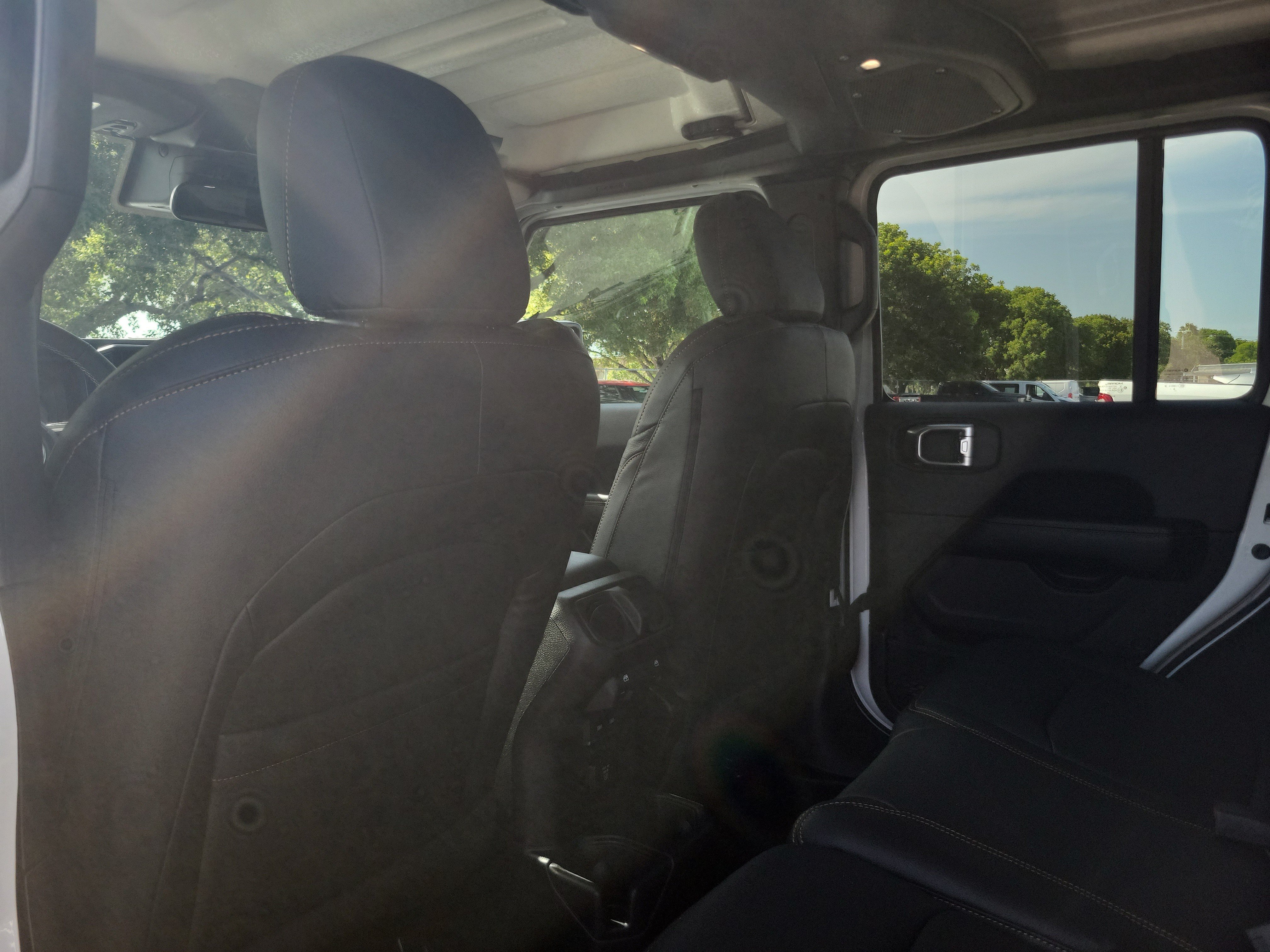 Used 2025 Jeep Wrangler Unlimited Sahara AWD/4WD image 13