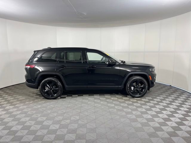 Used 2024 Jeep Grand Cherokee Limited w/ Black Appearance Package image 8