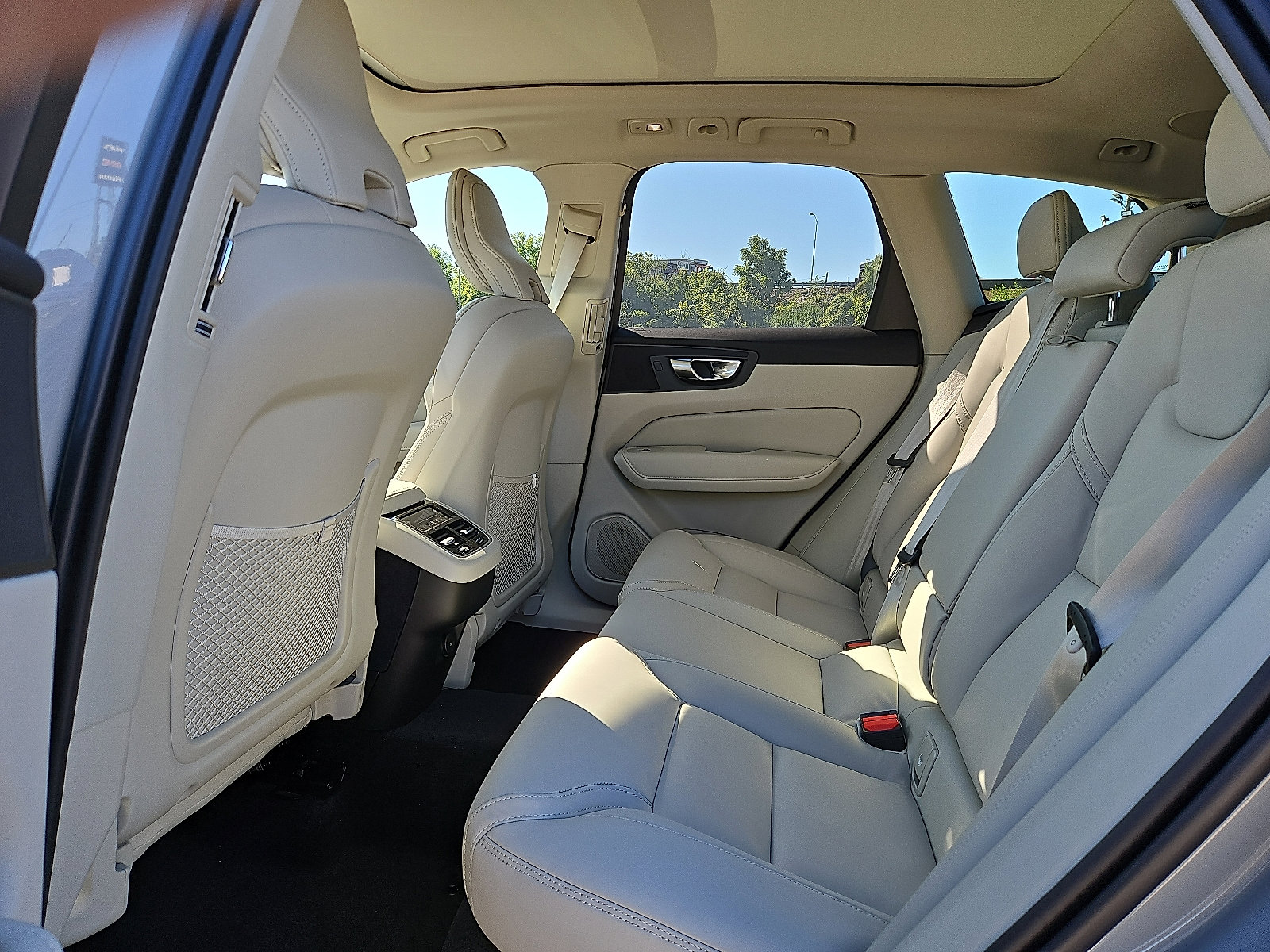 New 2026 Volvo XC60 B5 Ultra w/ Protection Package Premier AWD/4WD image 8