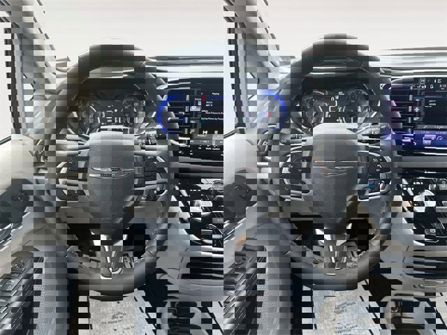 Used 2024 Chrysler Pacifica Touring-L image 12