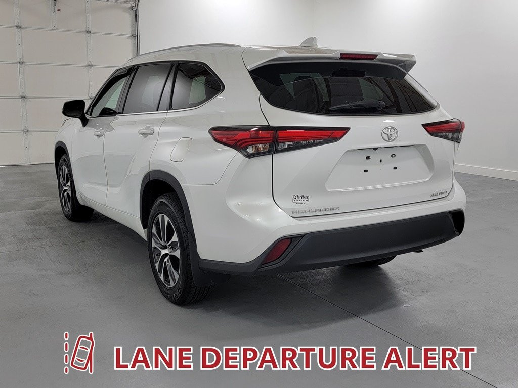 Used 2022 Toyota Highlander XLE AWD/4WD image 6