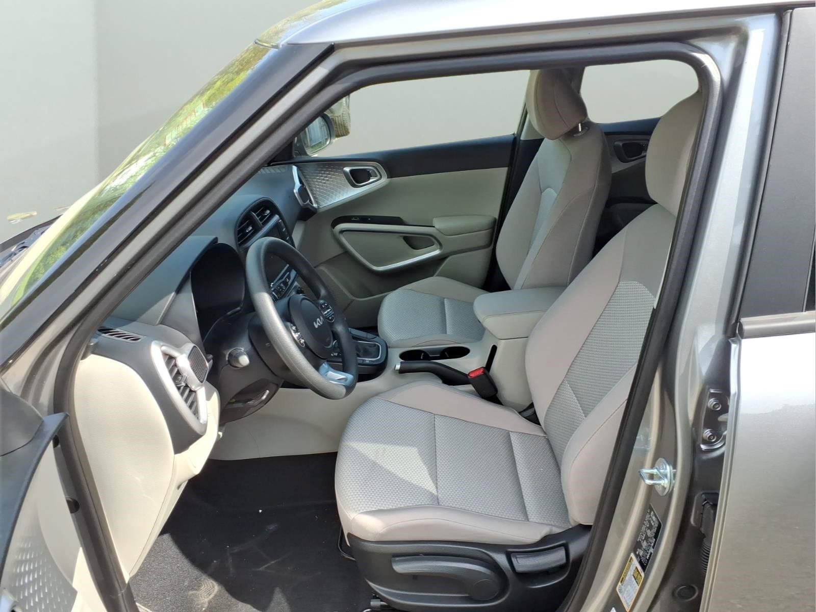 Used 2025 Kia Soul LX w/ LX Technology Package FWD image 29