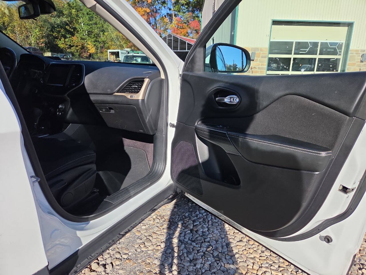 Used 2017 Jeep Cherokee Latitude w/ Comfort & Sound Group AWD/4WD image 20