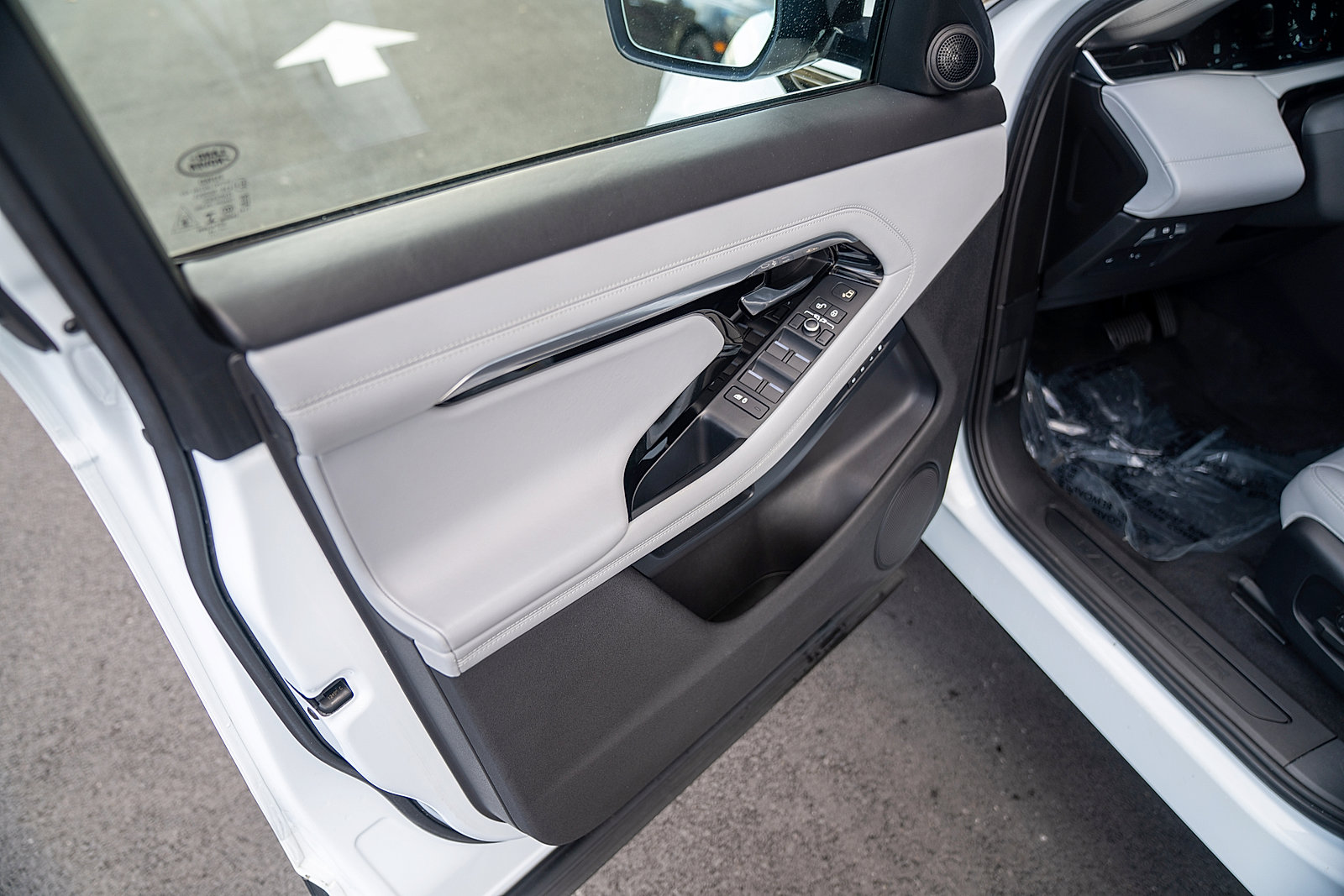 Used 2020 Land Rover Range Rover Evoque SE image 15